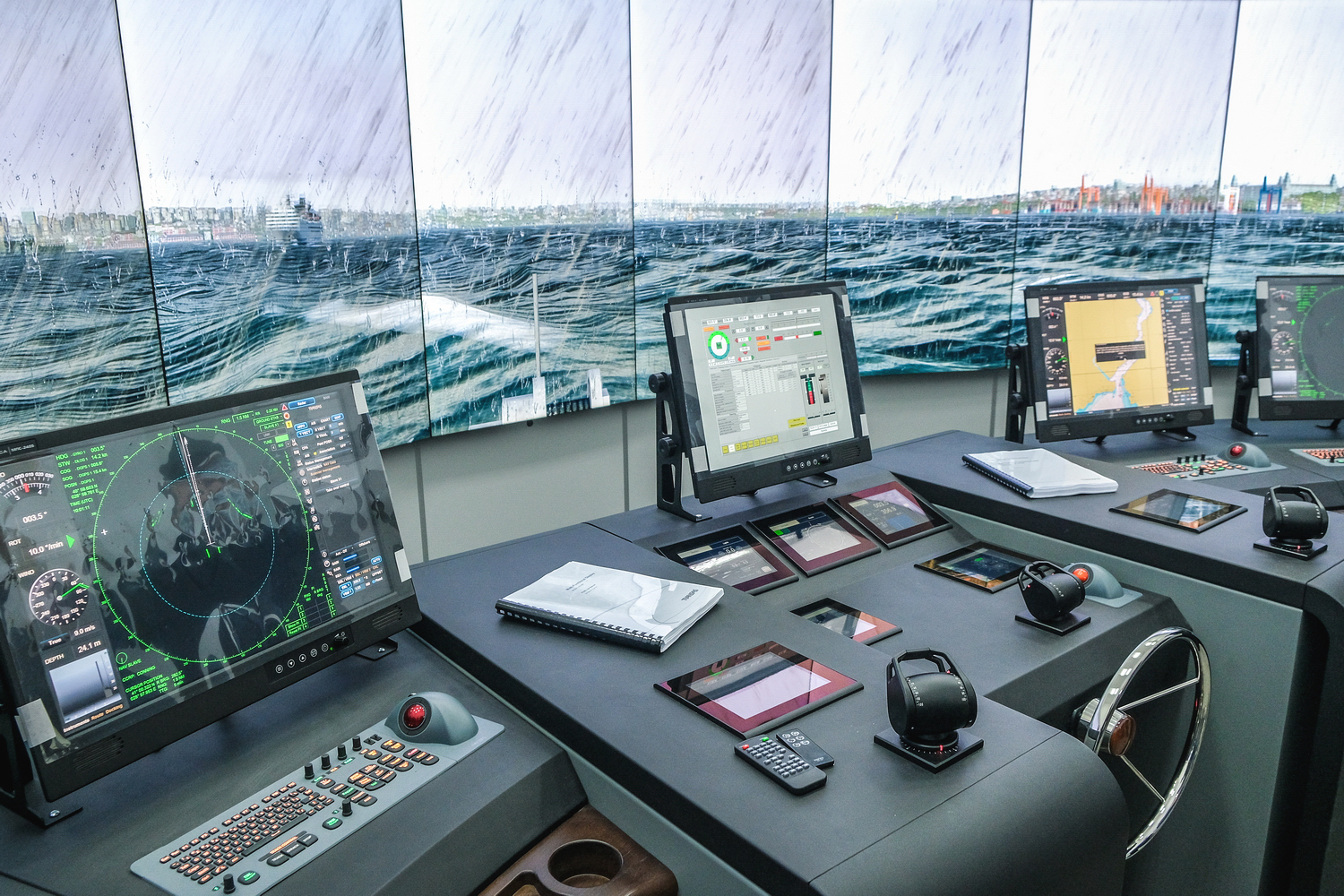 Навигационный тренажер с элементами виртуальной реальности установили в Морском центре капитана Вару