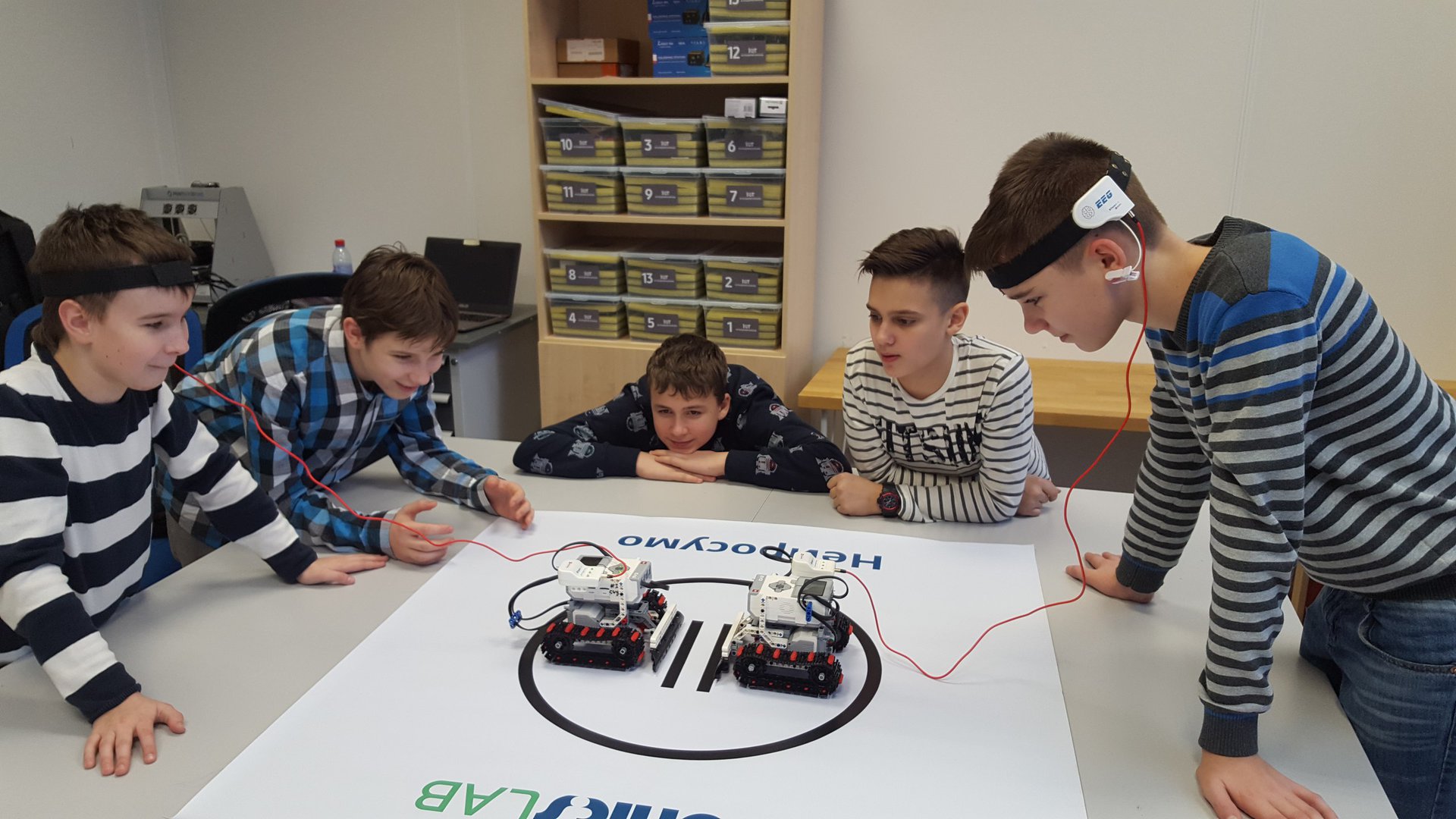 Российский стартап BiTronics Lab открыл первый кружок по нейротехнологиям для школьников в Испании